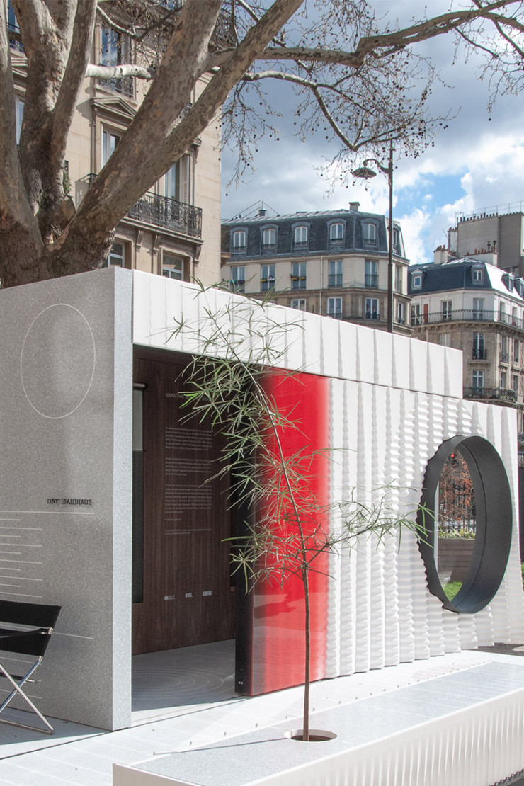 La TINY [BAU]HAUS, une structure composée de matériaux recyclés installée en mars et avril derniers sur le parvis du musée des Arts et Métiers de Paris. Elle proposait aux visiteurs de découvrir des objets Bauhaus et d’explorer le bureau de Walter Gropius grâce à une animation en réalité virtuelle.