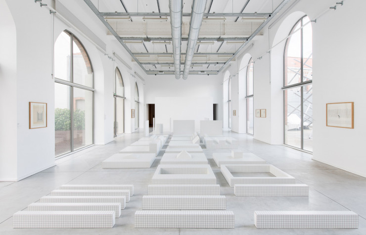 L’exposition « La vie après l’architecture » présente les projets les plus significatifs du groupe italien Superstudio dont leur mobilier Quaderna.