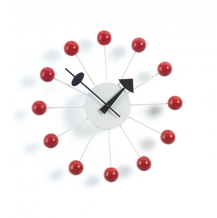 La « Ball Clock » de George Nelson existe désormais en six déclinaisons de couleurs ou d’essences de bois (Vitra).