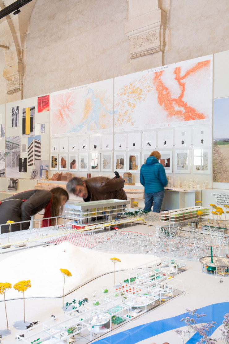 « Augures, laboratoires des nouvelles pratiques architecturales », l’exposition principale de cette biennale, a été confiée à l’architecte et urbaniste Djamel Klouche et se tient dans la Petite Écurie de Versailles.