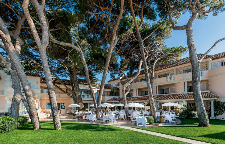 La Terrasse, l’un des deux restaurants de l’hôtel, propose une cuisine de haut vol orchestrée par le chef triplement étoilé Arnaud Donckele.