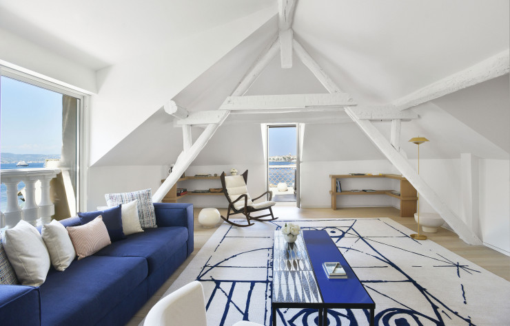 Au second étage de cette suite en duplex, un salon mansardé dévoile des vues panoramiques sur la baie de Saint-Tropez