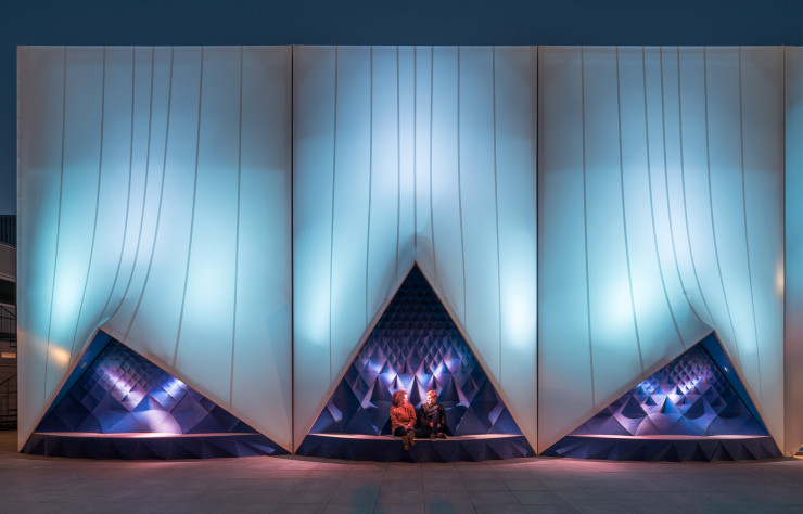 Pour la façade du bâtiment provisoire de la présidence néerlandaise de l’Union européenne, DUS a développé des éléments imprimés en 3D à grande échelle. Des formes qui s’inspirent des voiliers historiques hollandais et des alcôves qui créent des espaces d’intimité.