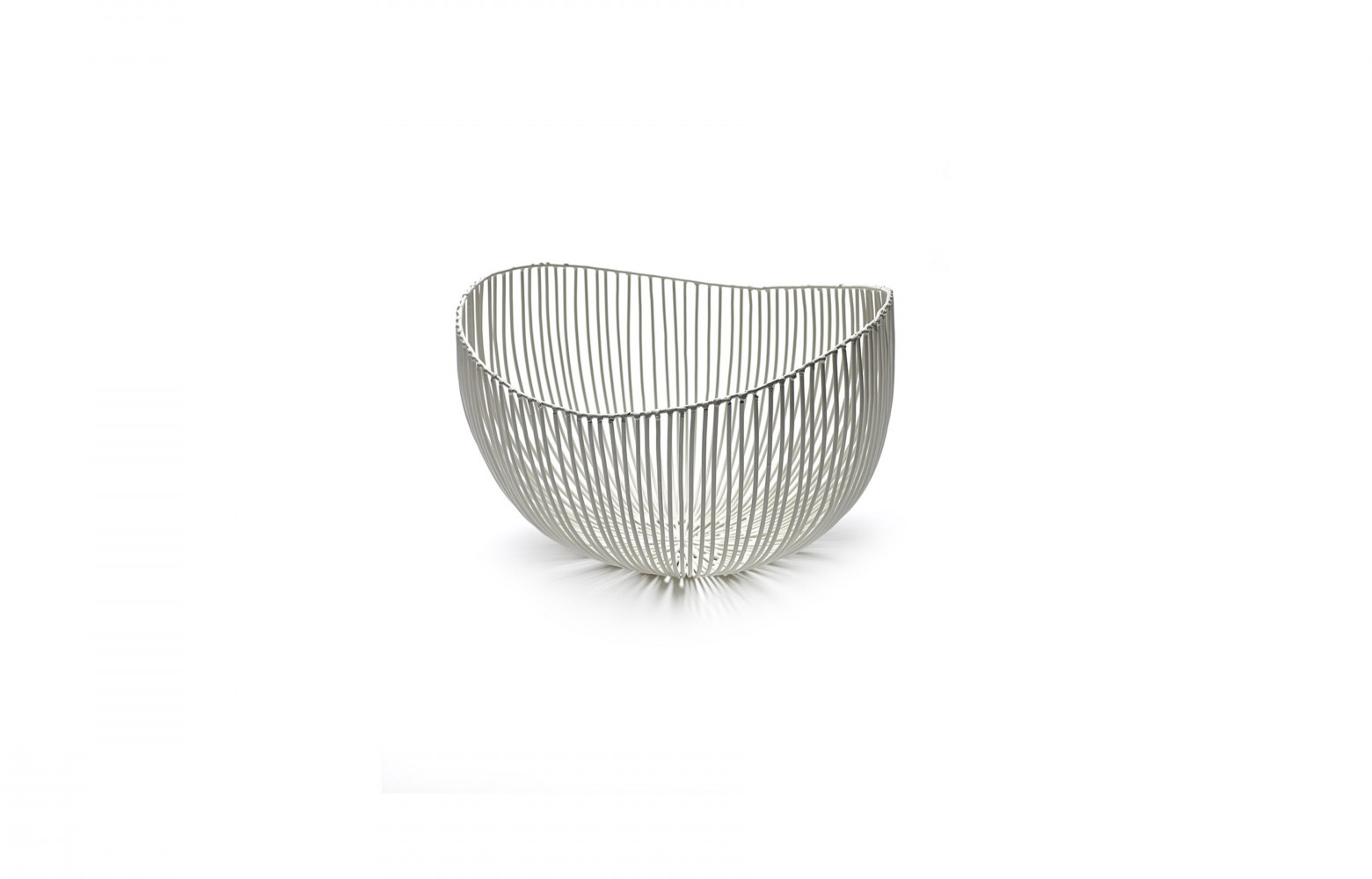 Corbeille ovale Tale en métal, design Antonino Sciortino, 76,90 €. Serax chez Fleux.