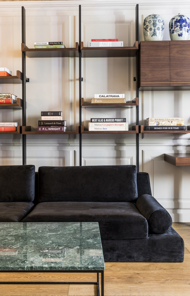 Dessinée sur mesure, la bibliothèque accueille des objets chinés au milieu d'une sélection de livres d'art et...