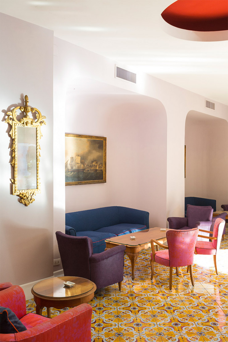 À Ischia plane encore un parfum de dolce vita. Les hôtels, ici l’Albergo della Regina Isabella, offrent un confort prisé des amateurs de simplicité et d’élégance.