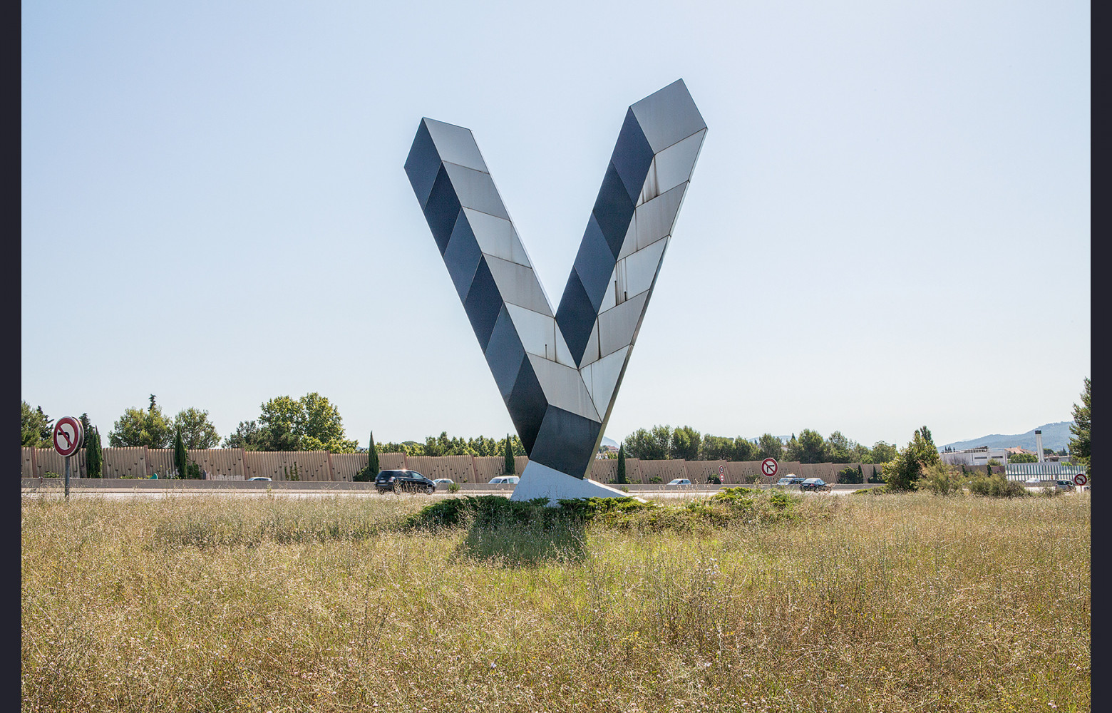 Victor Vasarely, « Signal en V » (1975). A8, point kilométrique 18.