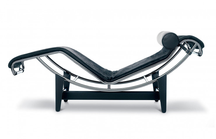 La chaise longue LC4 de Perriand, Jeanneret et Le Corbusier (1928, Cassina) servit de base à la création de la Tokyo.
