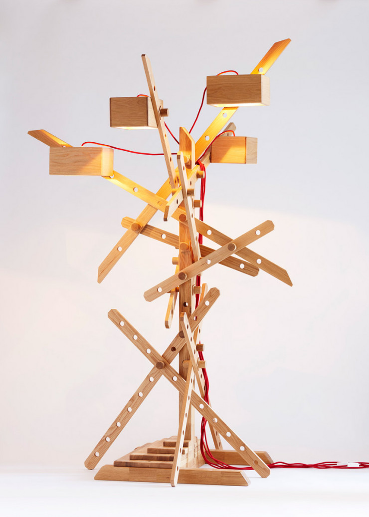 La lampe « Light Tree », premier succès du designer, consiste en un assemblage en apparence anarchique de fins montants de chêne surmonté de quatre sources lumineuses.