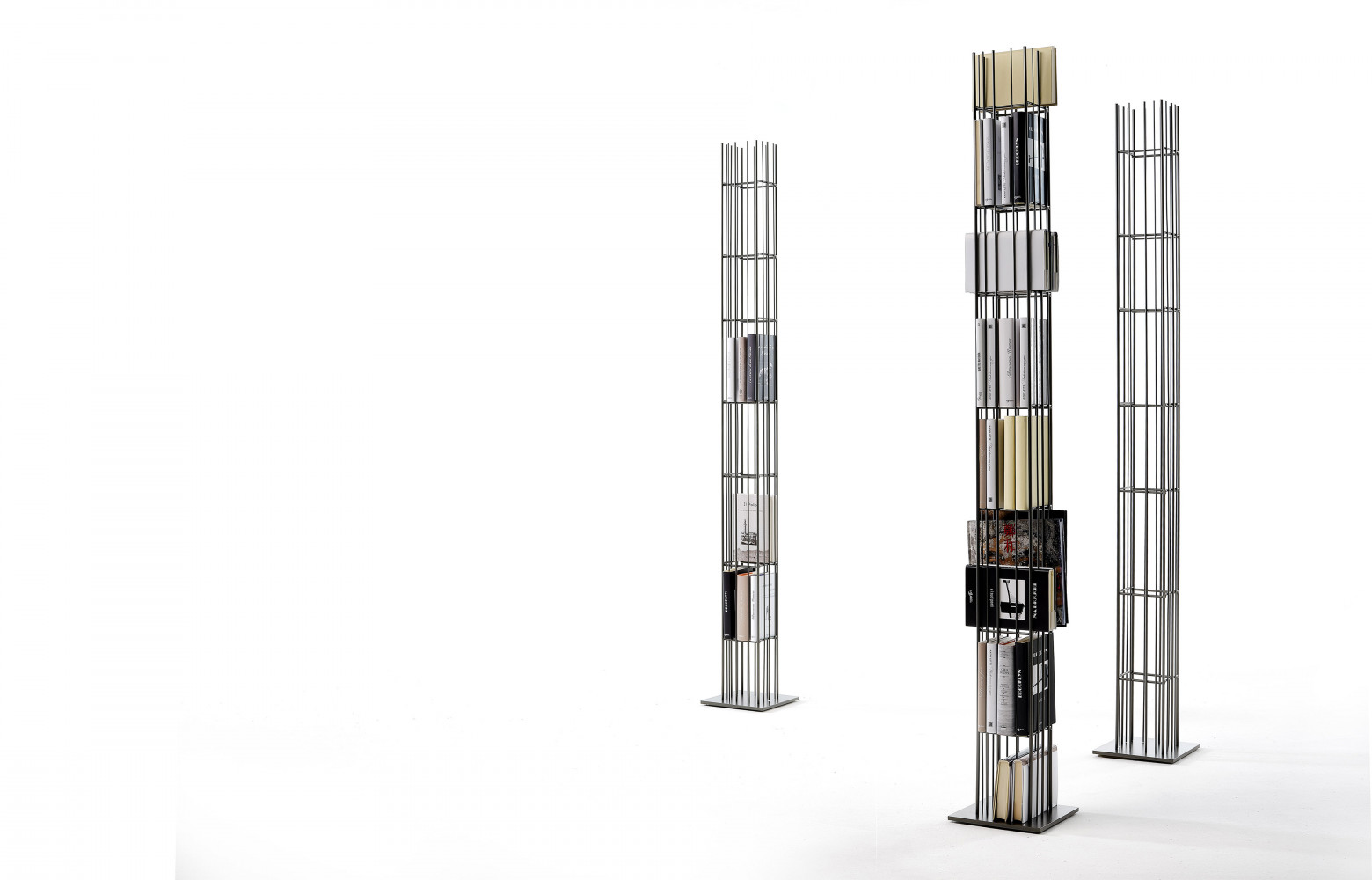 Bibliothèques Metrica Tower en métal bruni, design Ctrlzak (191 x 25 x 25 cm), 354 € pièce. Mogg chez Atù.