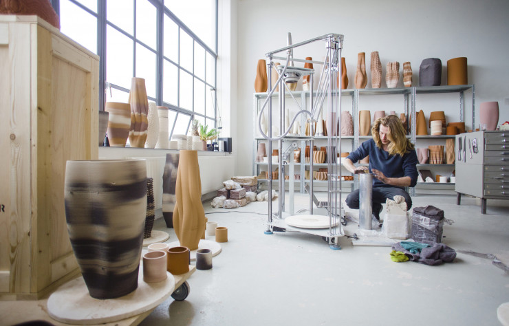 Le sculpteur néerlandais Olivier Van Herpt dans son atelier, où trône une imprimante 3D céramique.