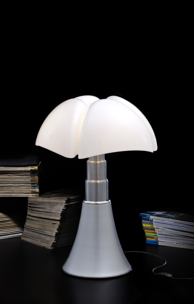 Lampe « Pipistrello », design Gae Aulenti pour Martinelli Luce (1965).