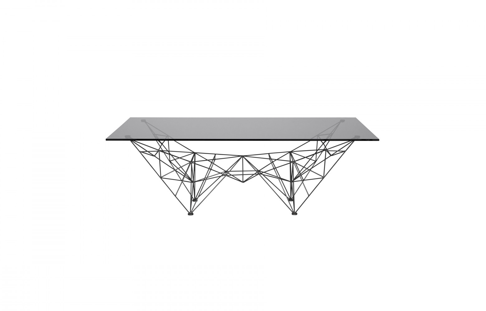 Table basse Pylon : plateau en verre fumé sur une structure en acier laqué noir (45 x 135 x 75 cm), 3 120 €. Tom...