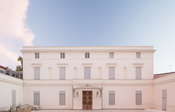 Le bâtiment du MOCO Hôtel des collections, un ancien hôtel particulier du XIXe siècle, a été transformé et réhabilité pour accueillir des expositions internationales.