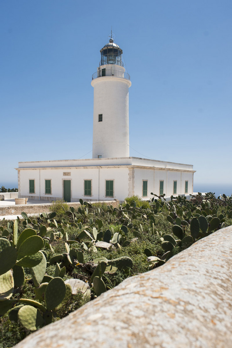 À l’extrémité orientale de l’île, le phare de La Mola a été achevé en 1861 et domine des falaises hautes de 120 mètres.