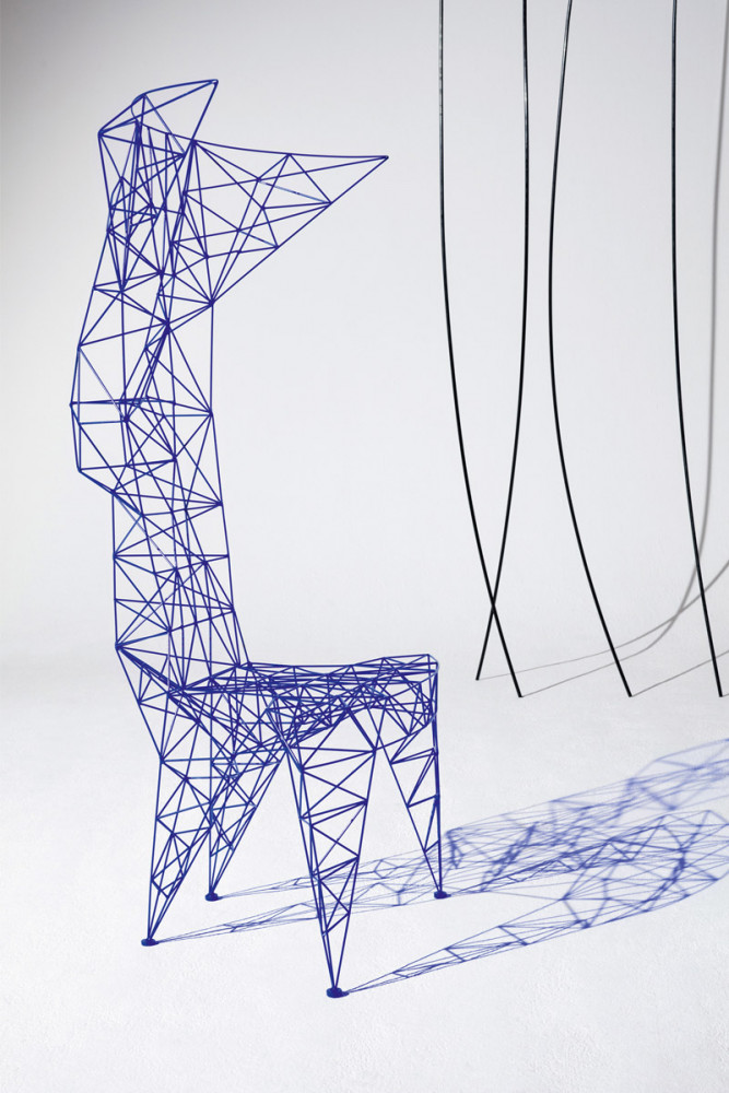 Chaise Pylon en fil d’acier bleu de 3 mm de diamètre (125 x 72 x 53 cm), 5 570 €. Tom Dixon.