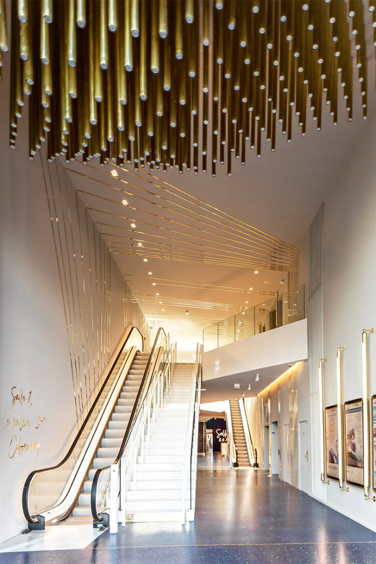 Dans un décor qui, par endroits, peut rappeler le lobby d’un hôtel de luxe, l’or apparaît par touches pour rehausser le côté précieux de l’ensemble.