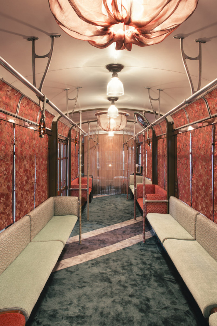 Clou de la Fiera de Milan 2018, Tram Corallo, un tramway réinvesti par l’architecte designer, qui recevait ainsi « à bord d’une icône milanaise ambulante ».