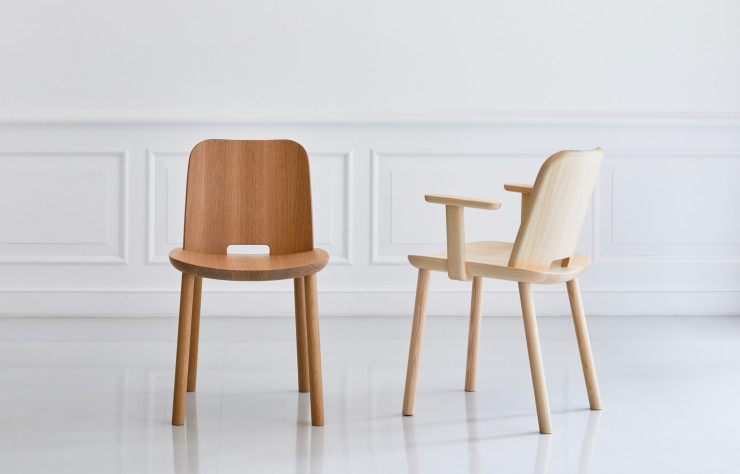 La « Fugu Chair » du designer Jasper Morrison dans ses versions avec et sans accoudoirs.