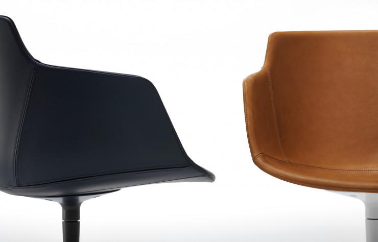 La chaise Flow et son revêtement en cuir naturel, à droite.
