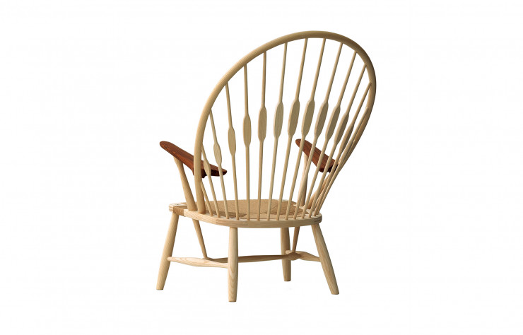 La « Peacock Chair » (1947) a été pensée comme une mise à nu de la structure du traditionnel siège Windsor anglais. Admirable d’épure, cette assise constitue aujourd’hui le fleuron du catalogue de l’éditeur PP Møbler, la corne d’abondance du design de Wegner. Réédition PP Møbler, à partir de 5 840 €.