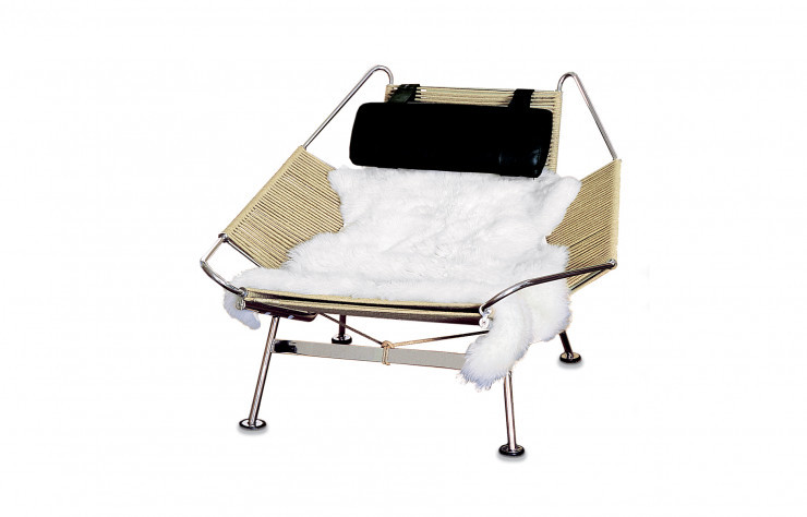Le fauteuil « Flag Halyard » (1951). PP Møbler édite depuis 2002 cette curiosité qui mêle la corde, l’acier et le lin de façon presque surnaturelle. Née sur la plage d’Aarhus et d’abord produite en édition limitée, elle est devenue une icône sans passer par la case « carton commercial ». Probablement le fauteuil le plus chic du monde. Réédition PP Møbler, à partir de 8 000 €.