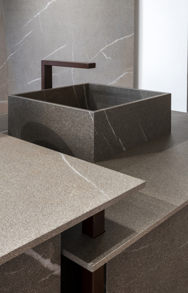 14/ Effet pierre (Laminam) Dernière innovation technologique de Laminam, In-Side propose quatre produits qui s’inspirent et reproduisent...