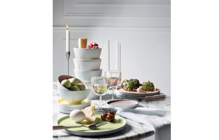 La nouvelle collection de vaisselle « Les Acolytes », où le superflu est banni, est conçue pour faciliter le repas en passant directement du réfrigérateur au four ou à la table.