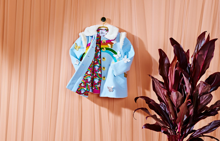 La veste Rainbows and Butterflies (Little Goodall) apporte du fun à la mode pour enfants.