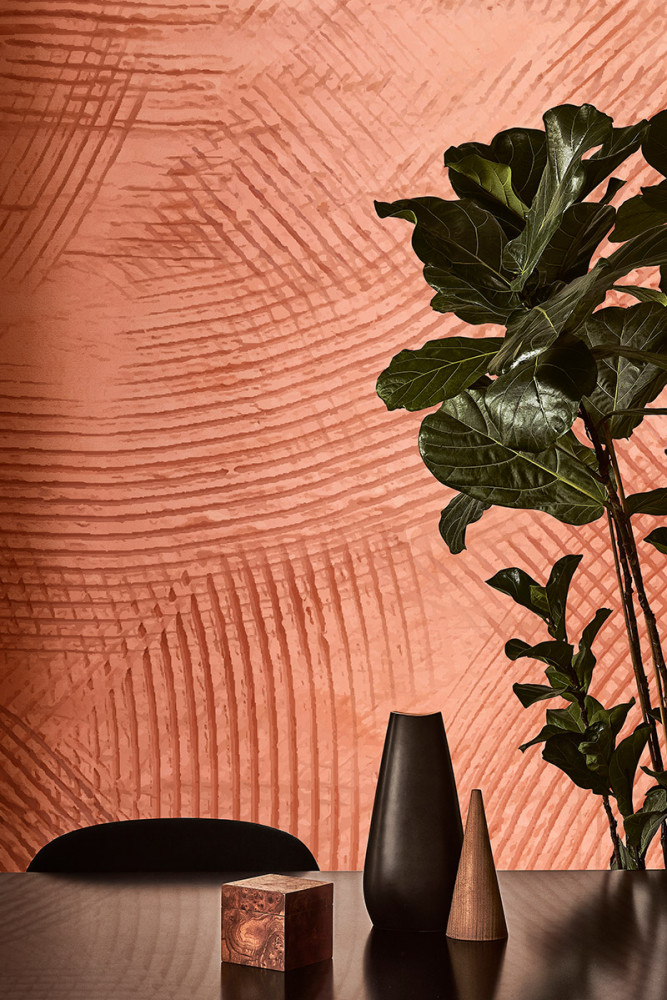 Simone Fanciullacci s’est inspiré de la terracotta griffée, comme un retour à la naturalité la plus brute,...
