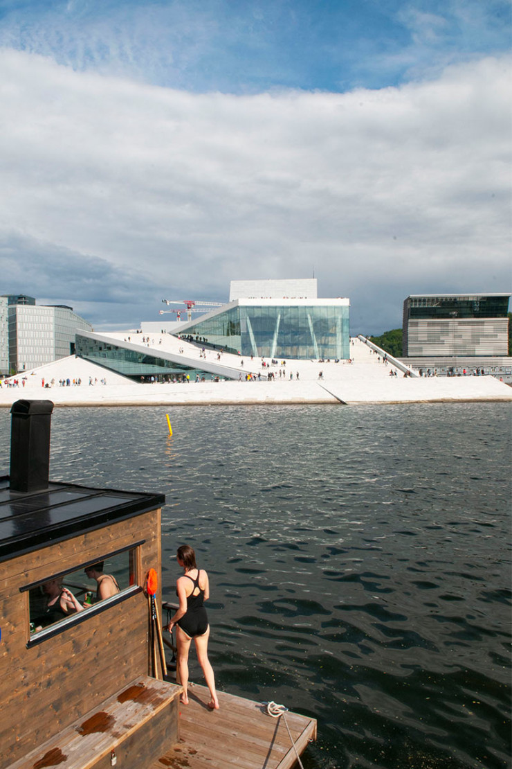 Face à l’iconique opéra livré en 2008 par l’agence Snøhetta, les Osloïtes, quelle que soit la saison, se baignent dans le fjord.