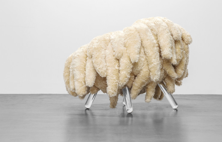 L’humour des Campana prend volontiers des formes zoomorphes, comme dans le fauteuil Abbraccio (2018, Giustini / Stagetti) en laine de mouton.