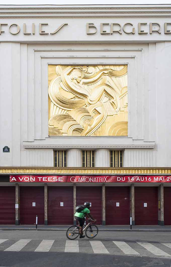 Les Folies Bergère, institution et emblème architectural du quartier.