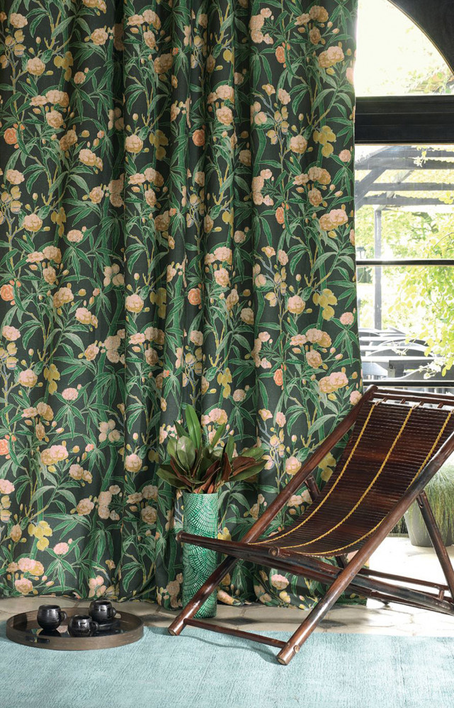Rideau en tissu « Habana », collection « Cuba » (Casadeco). Ses fleurs, majestueuses, accrochent la lumière.