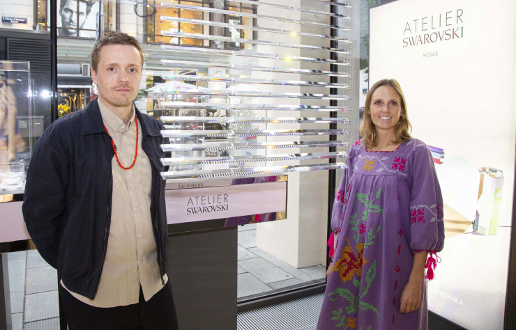 Le duo Brynjar+Veronika devant son store en cristal.