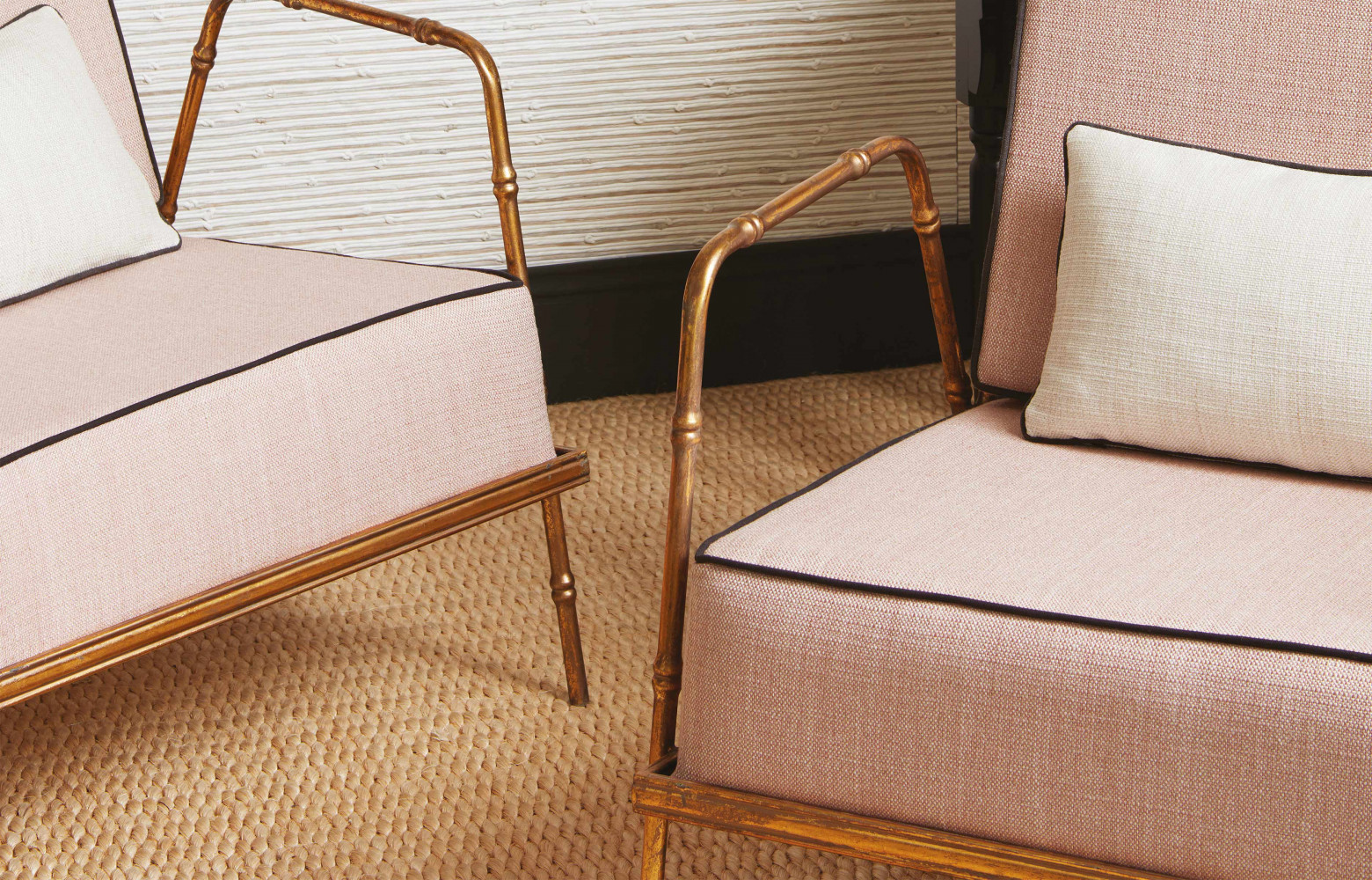 Velours uni embossé en polyester Milo, de la gamme « Atelier Saint Germain » (Nobilis), au petit grain créant...