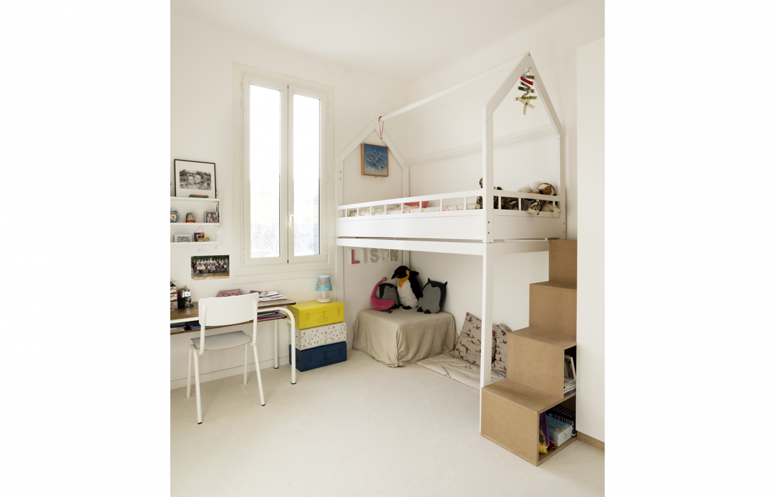 Au second, la chambre des enfants joue aussi avec les codes du blanc.