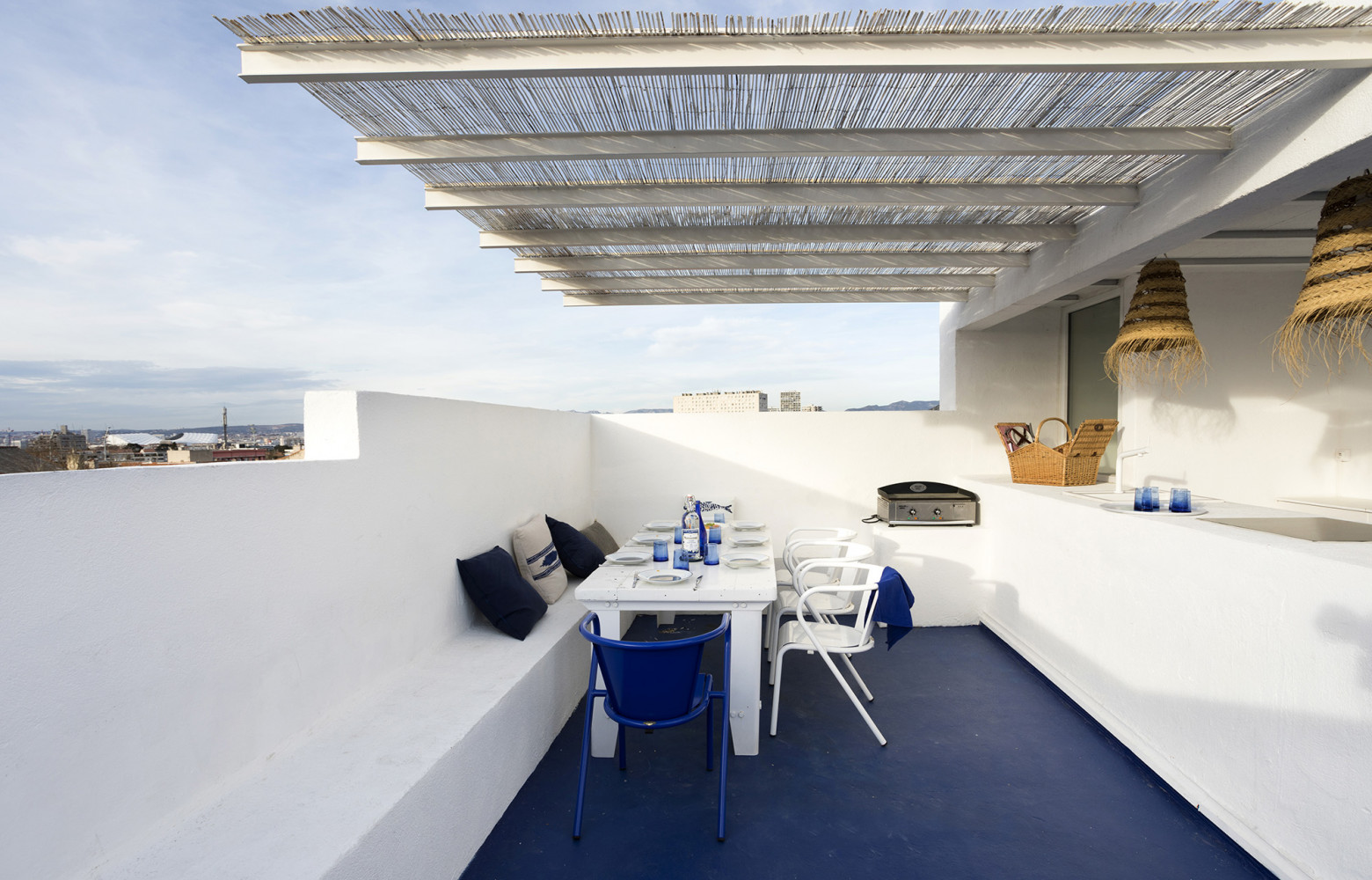 Le toit, théâtre des belles soirées d'été avec sa cuisine ouverte...