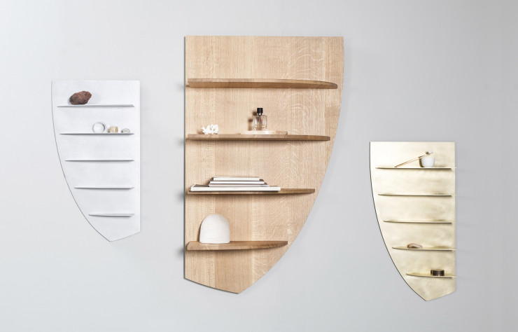 Etage, un système d’étagères qui décline chêne, cuivre, aluminium… (2019, Valerie Objects).