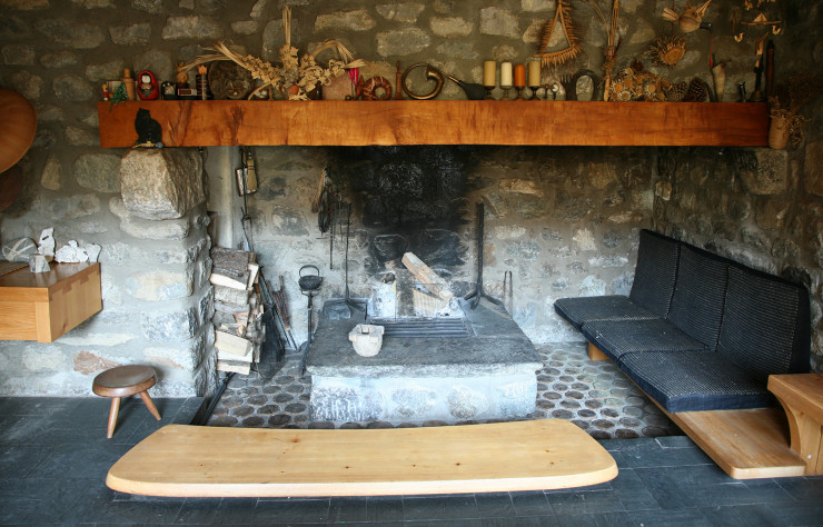 Lieu de convivialité par excellence, le foyer de la cheminée était également propice aux grillades improvisées.