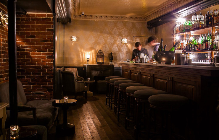 Brique, bois, faïence… Le Prescription Cocktail Club reprend les codes des bars new-yorkais pour mieux les réinventer.
