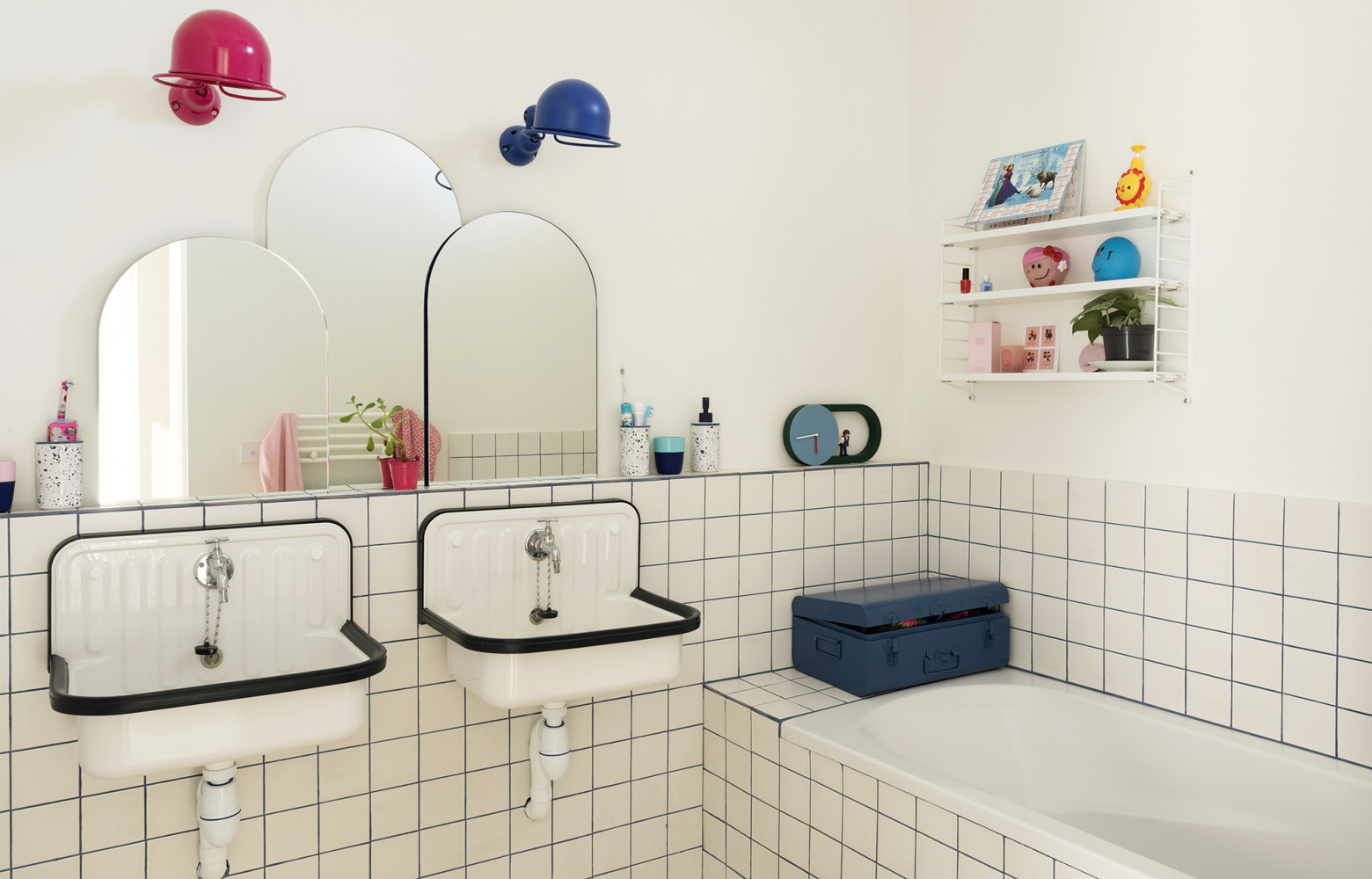 La salle de bains des kids ne laisse pas de côté le style et en profite pour...