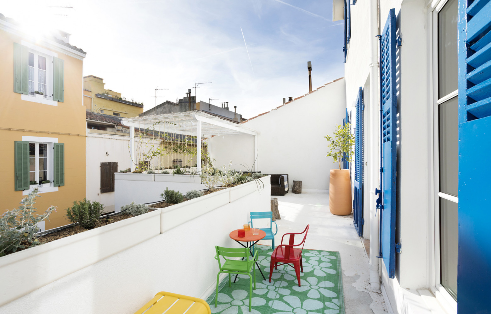 Un jardin d'été aux accents méditerranéens s'ouvre sur le premier étage.