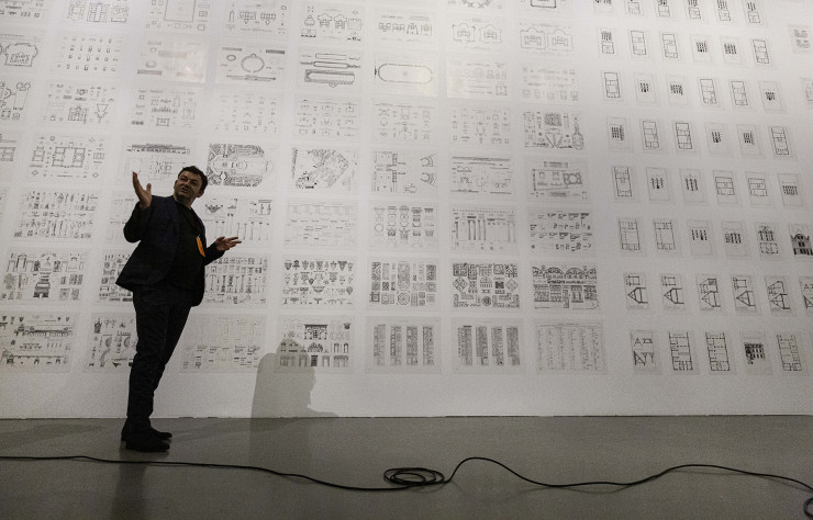 Eric Lapierre, commissaire principale de cette cinquième triennale d’architecture de Lisbonne, devant un mur consacré à la répétition des typologies dans l’histoire, au sein de l’exposition « Economy of Means ».