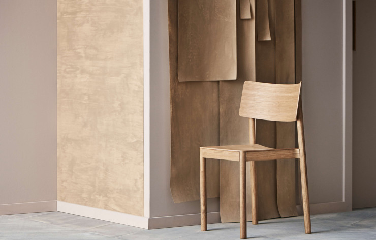 Retrouvez la chaise « Tune » dans les deux showrooms français de la marque, récemment installés à Paris et à Nice.