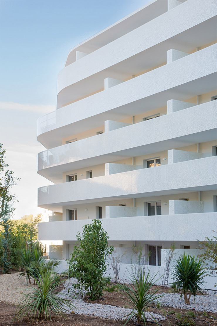 La Barquière (2016), à Marseille, est un programme de 62 logements qui développe au sud ses façades immaculées et ondulantes.