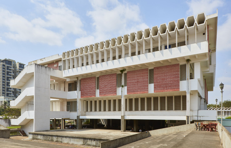 Sur le campus de l’université royale de Phnom Penh, l’Institut des langues étrangères est considéré comme le chef-d’oeuvre de l’architecte, un bâtiment réalisé avant que celui-ci ne quitte le pays en 1971 pour la Suisse. Le complexe est, lui aussi, une réinterprétation d’Angkor Vat. On y accède par une passerelle de béton. D’autres passerelles surélevées relient le bâtiment aux structures adjacentes.