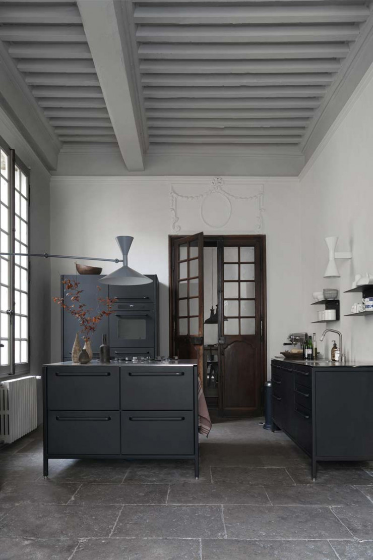 Un seul design et quatre modules au choix à assembler à loisir composent cette cuisine minimaliste Vipp, déclinée en noir mat, gris ou blanc.