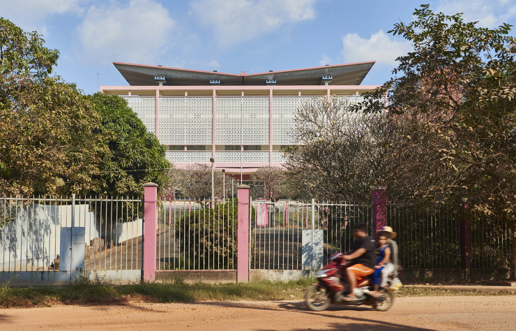Inauguré par Charles de Gaulle en 1966, le Sénat national du Cambodge ,arbore ce toit suspendu en V : parfait pour la ventilation naturelle et belle signature de l’architecte.