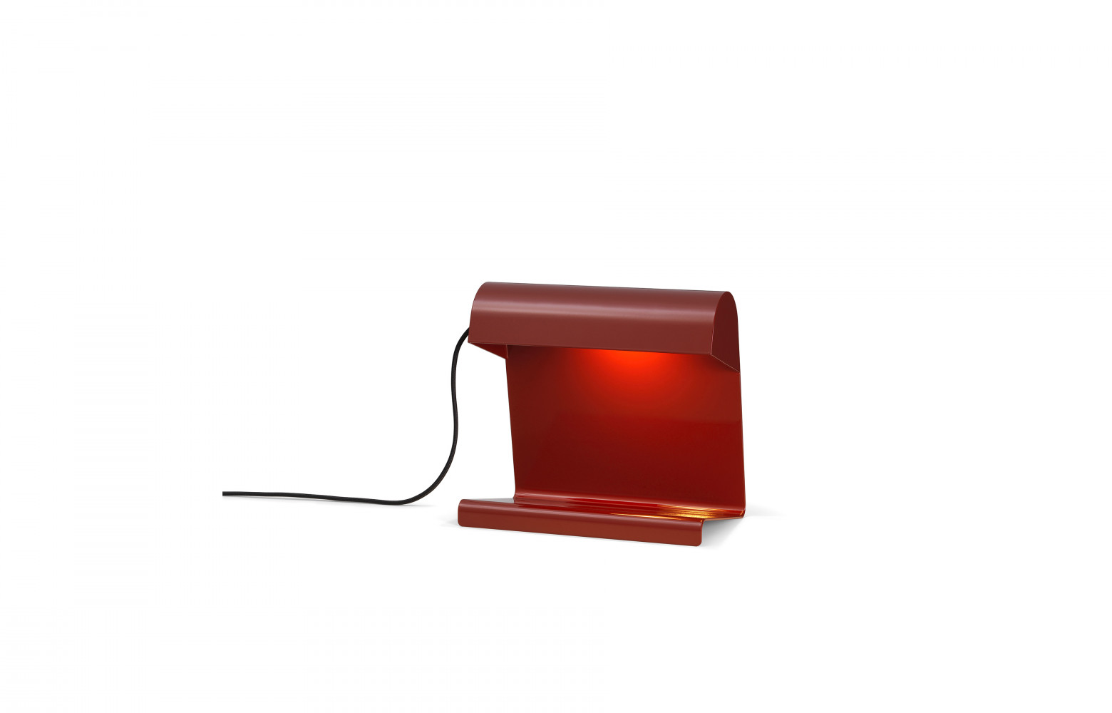 Lampe de bureau en tôle d’acier, design Jean Prouvé, 249 €. Vitra.